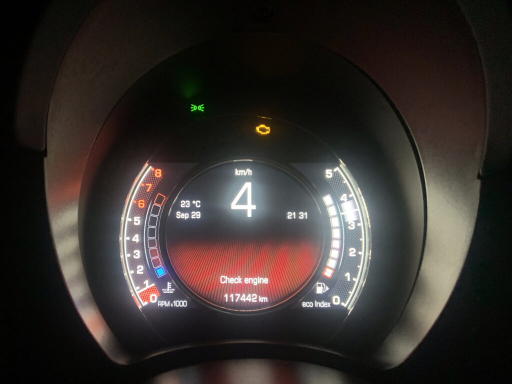 メータークラスタに"Check engine"の表示が点灯
