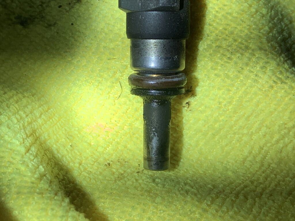 外したインジェクターの汚れ具合